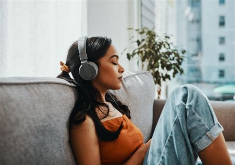 what to do when listening to music: finding the perfect balance between relaxation and productivity